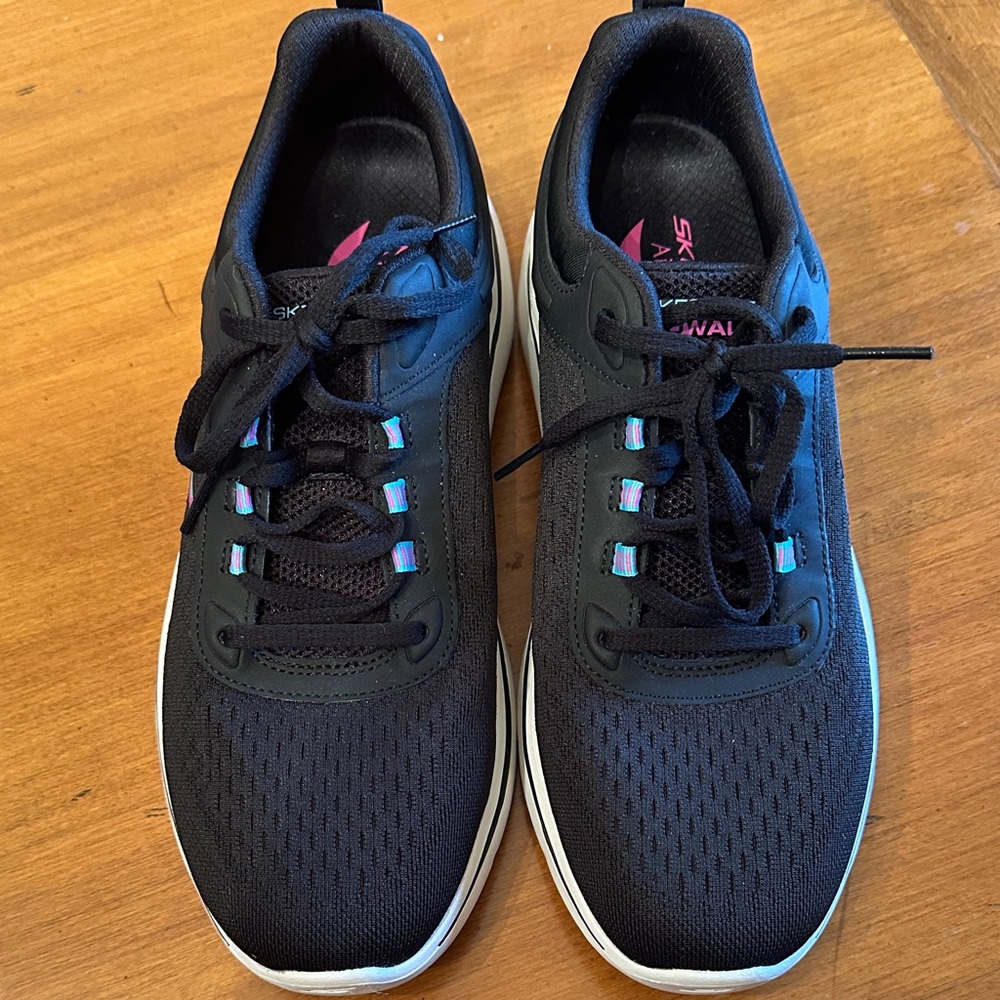 Womens Black Arch Fit Skechers 9.5 shoes